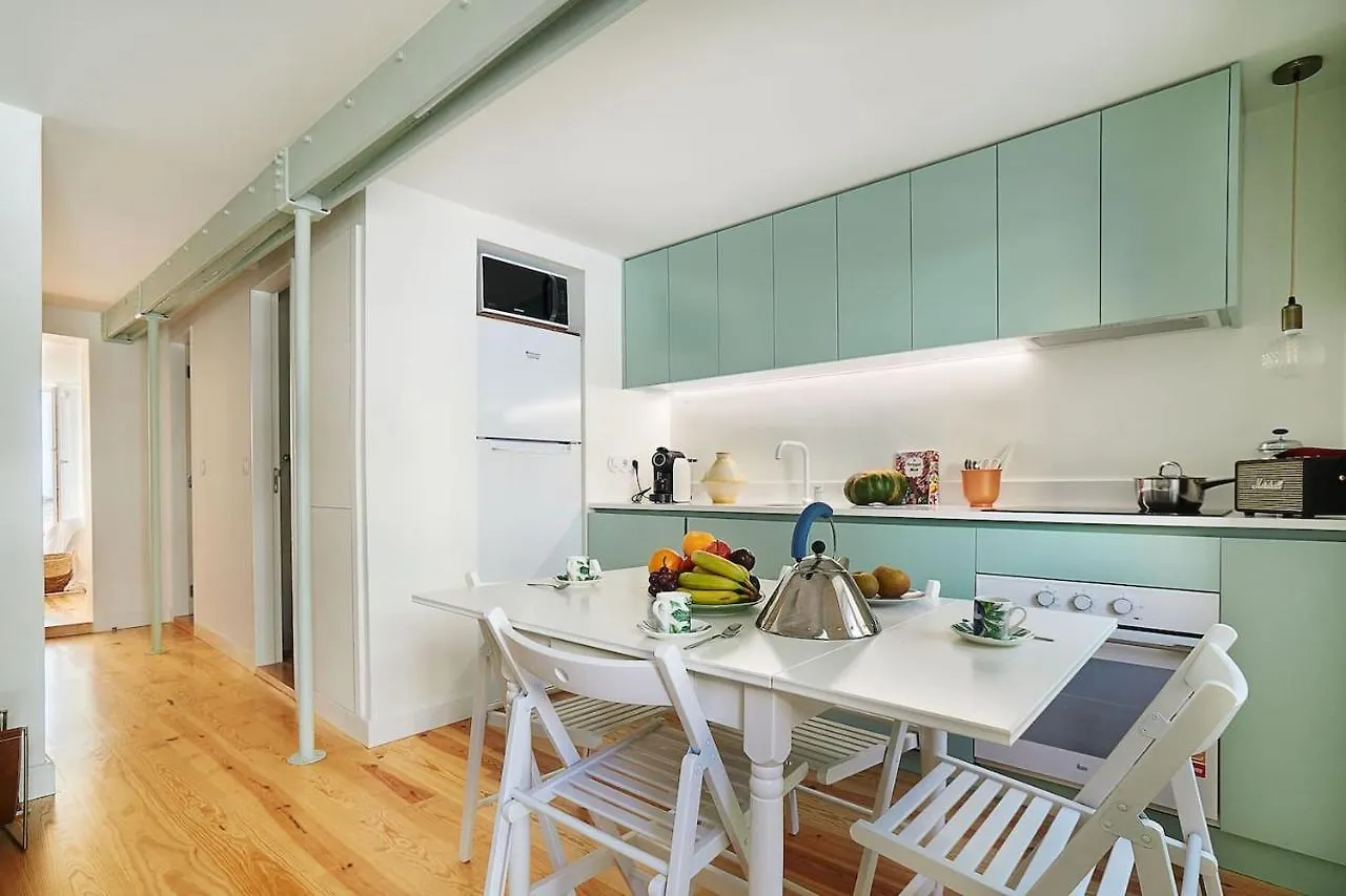 Апартаменты Modern Flat With Double Patio Right Next To Estrela Gardens Лиссабон