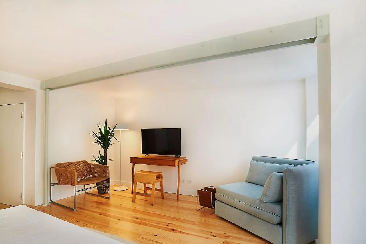 Апартаменты Modern Flat With Double Patio Right Next To Estrela Gardens Лиссабон